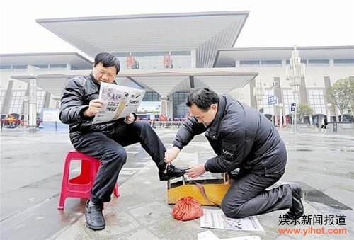 网络红人“朱抢抢”跪地擦鞋求宽容（图）